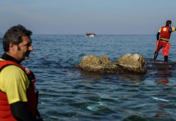 Два французских пилота купили самолет за 130 тысяч евро, чтобы спасать мигрантов на море