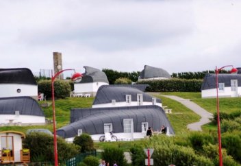 9 необычных фото деревни Экиан, где люди живут в перевернутых лодках