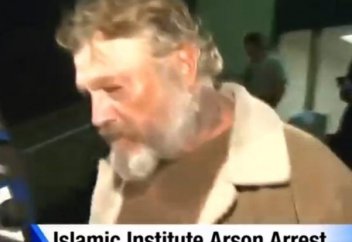 Мұсылмандар мешітті өртеген адамды кешірді