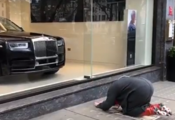 Лондон көшесіндегі адам кейпіндегі жан иесінің құлшылығы (видео)