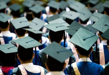 Соңғы жылдары жалпы жоғары оқу орындарында ақылы түрде оқитын студенттер саны көбейді. Оған не себеп?