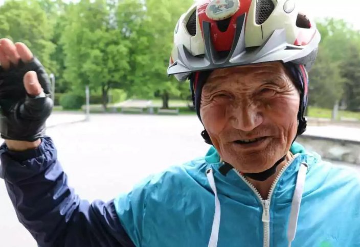70-летний казахстанец объехал 40 стран на велосипеде
