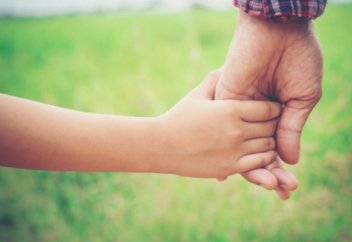 Балалы болған адамдар консервативті болатыны анықталды