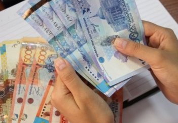 Куда казахстанцы переводят деньги