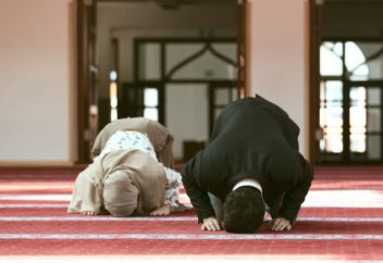 Күйеуі Құранды қате оқыса, оған ұйып оқыған әйелінің намазы санала ма?