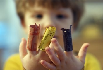 Картонные книжки лучше развивают детей, чем электронные игрушки