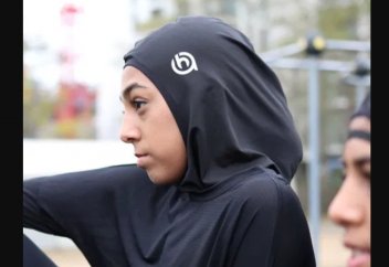 Анасы дене шынықтыру сабағы үшін қызына әлемге әйгілі брендтен кем түспейтін спорт киімін тігіп берді