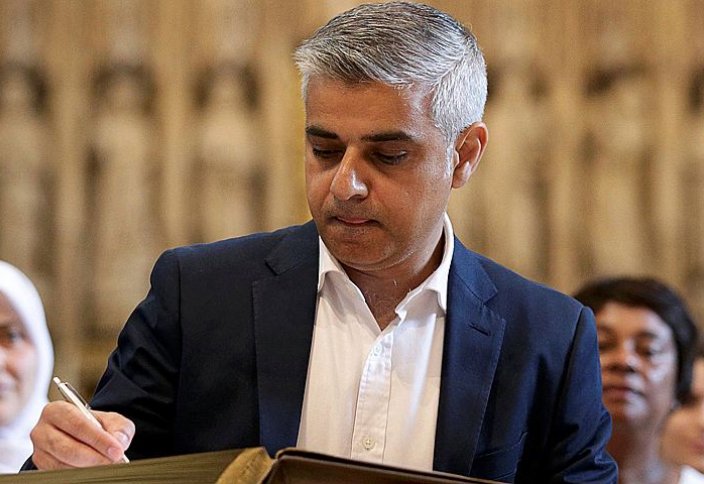 Лондон мэрі Құранға қолын қойып, ант етті