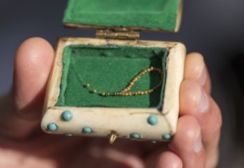 Турецкий мастер изготовил тасбих из инжирных семечек (Фото)