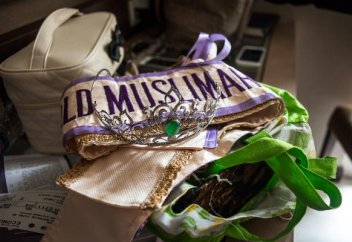 Қытай әйел және үнді азаматы асырап алған қызына ислами тәрбие беріп өсірген