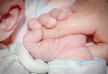 Шетелдіктерге бала асырап алуға тыйым салатын заңды қайта қарастырады