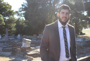 Христиан елінде бір отбасы үшін ғана мұсылман бейітін ашып береді