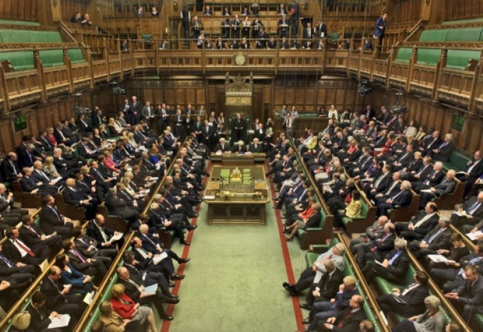 Британским парламентариям запретили алкоголь