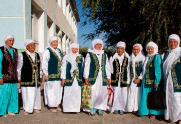 Ауылдағы әжелеріміз қыздарын бұрынғы дәстүр бойынша тәрбиелеуде