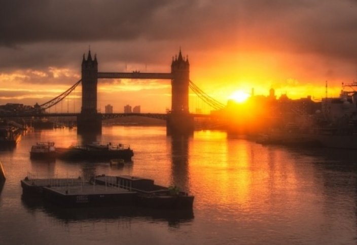 Восход солнца в Лондоне.