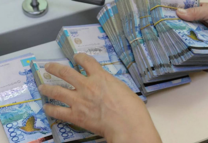 В Казахстане действуют ограничения на снятие предпринимателями денег с банковских счетов. Данные о мобильных переводах физлиц охраняются банковской тайной