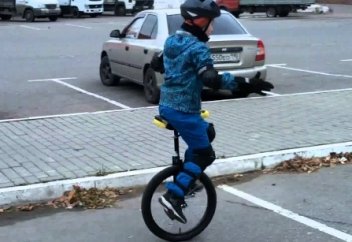 Жонглер ножами и электропилой на уницикле.