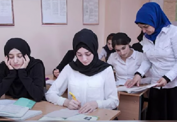 Россия: юбки НЕ ниже 20 см, а за хиджаб – отчисление