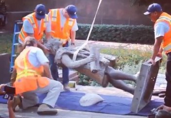 Отарсыздандыруды отаршылдардың өзі бастаған ел: Христофор Колумбтың ескерткіштері құлатылуда (видео)