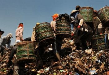 На свалке в Индонезии открыли мечеть