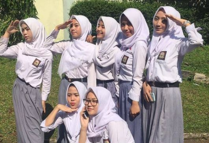 Разные: Хиджаб - дело добровольное. Индонезия запретила принуждение школьниц к ношению платков