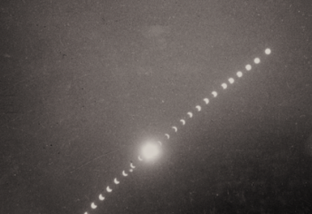 National Geographic толық тұтылған күннің табиғи түстегі суреттерін жариялады (фото)