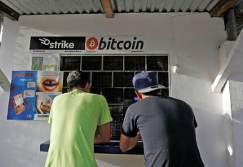 Биткоинды төлем құралы ретінде ресми таныған алғашқы ел проблемаға тап болды