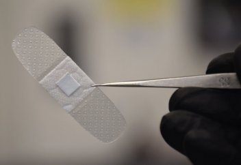 Умные повязки с наносенсорами обнаруживают инфекцию в ране