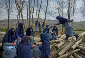 «Для них эта встреча — исцеление»: 11 подруг встретились после двух лет изоляции — фоторепортаж из Кашмира