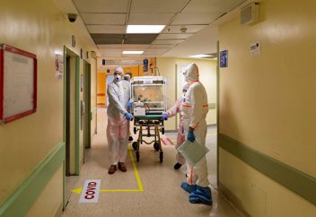 La Stampa: почему в Италии столько жертв коронавируса? Коронавирус, Италия. Военные вывозят тела - видео