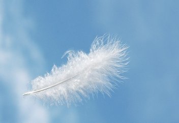 Как успевает ангел Азраил (мир ему) забирать души людей, которые умирают в разных уголках света? Как можно понимать то, что он является к умирающим в различном облике?