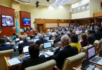 Депутаттар: Мұғалімдердің жалақысын мың долларға дейін көтеру керек