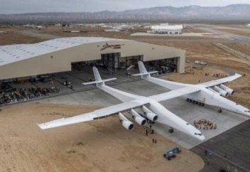 Әлемдегі ең алып ұшақ тұңғыш рет көпшілік назарына шығарылды (фото, видео)