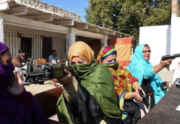 Мектеп мұғалімдеріне қару алып жүруге берілген рұқсат наразылық тудырды