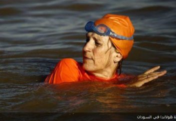 Посол Голландии переплыла Нил в хиджабе (видео)