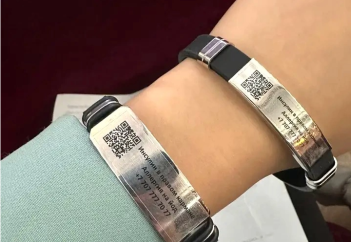 Студентка из Алматы разработала браслет с QR-кодом на медицинскую карту в Damumed