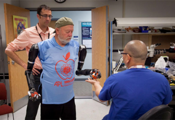 ПАЦИЕНТТІҢ ҚОЛЫ ҚҰЛТЕМІРДЕН ЖАСАЛДЫ