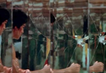 Математик доказал невозможность спрятаться за зеркалами полностью