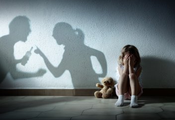 Ата-ана арасындағы ұрыс-керіс пен ажырасудың балаға тигізер теріс әсері