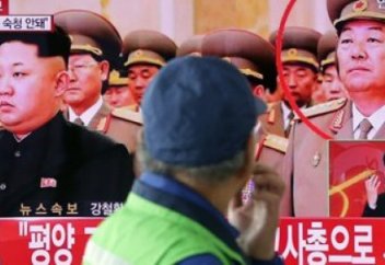 Солтүстік Кореяда ұйықтап қалған министрді жазалау сәті көрсетілген видео пайда болды