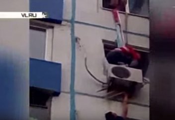 Анасының көз алдында 7-ші қабаттан құлаған екі жастағы бала аман қалды (ВИДЕО 18+)