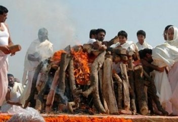 Үндістанда «қайтыс» болған қария өртеніп кете жаздады