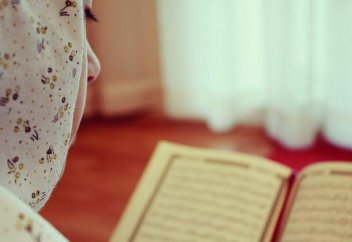 Хайыз кезінде сүрелерді жаттай беруге бола ма?