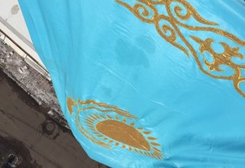 Балконына мемлекеттік туды іліп қойған Астана тұрғынына айыппұл салынды (фото)