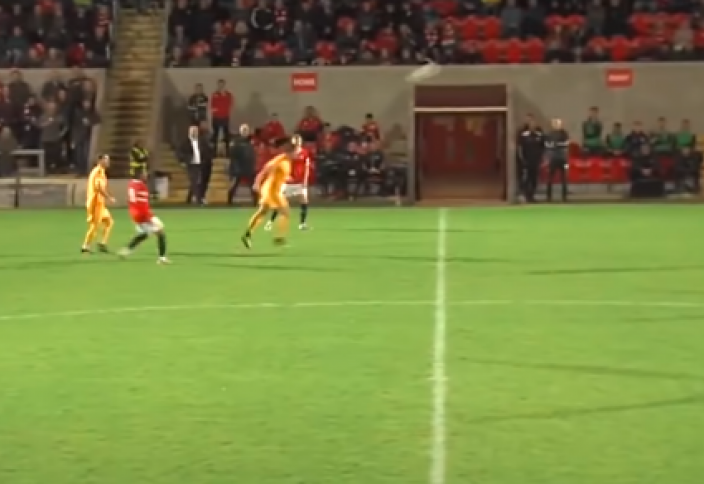 Футболист забил удивительный гол головой со своей половины поля (видео)