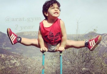 Маленький мусульманин покорил Интернет невероятными способностями (видео)