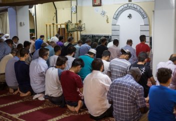 Мешіттердің сырттан қаржыландырылуына тыйым салады