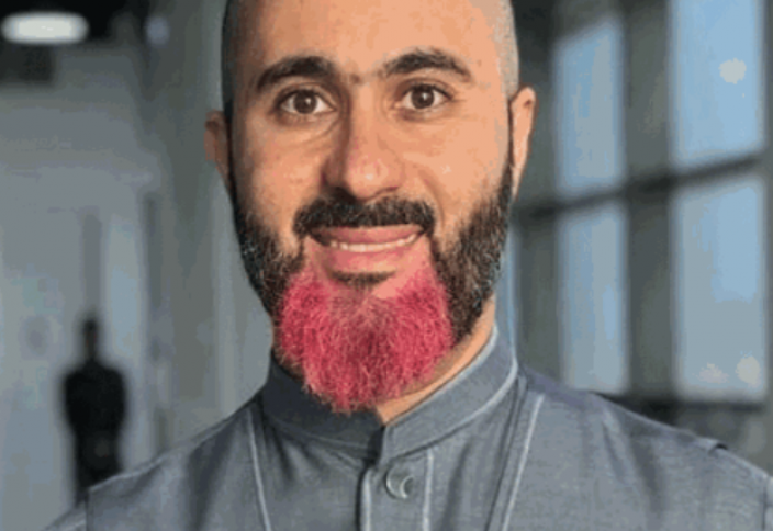 Саудовец стал розовым ради Димы (фото)