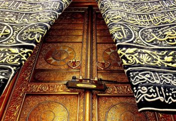 30 аятов, вышитых на покрывале Каабы