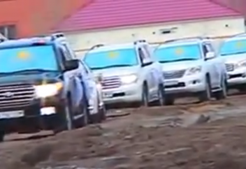 Көліктің алдыңғы әйнегіне туды іліп жүрді